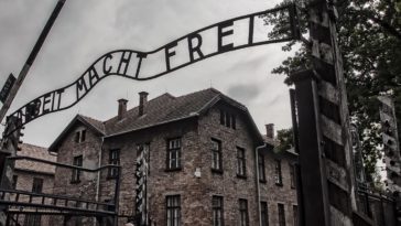 arbeit macht frei auschwitz brama