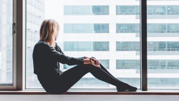 kobieta smutna bank millennium