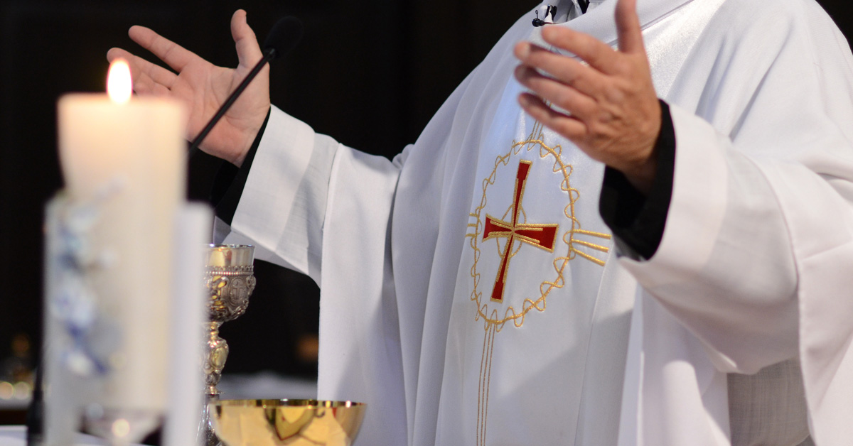 Miliony Polaków robią to w Wielką Sobotę. Ksiądz nie wytrzymał. Jest wściekły