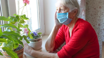 godziny dla seniora godziny dla seniorów w weekend osoby starsze koronawirus sklepy kolejki