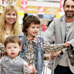 Niedziele handlowe w maju 2020. Kiedy sklepy są otwarte? Sklepy w niedzielę w maju 2020. Czy w majówkę są otwarte sklepy? Sklepy majówka