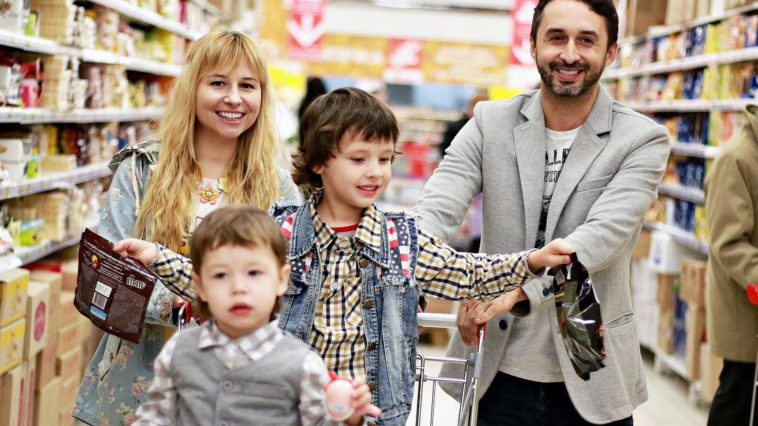 Niedziele handlowe w maju 2020. Kiedy sklepy są otwarte? Sklepy w niedzielę w maju 2020. Czy w majówkę są otwarte sklepy? Sklepy majówka