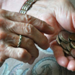 tarcza antykryzysowa emeryci renciści koronawirus rynek pracy zwolnienia