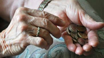 tarcza antykryzysowa emeryci renciści koronawirus rynek pracy zwolnienia