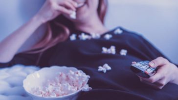 zalukaj kobieta przed tv