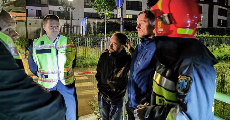 rafał trzaskowski przerywa kampanię imgw alerty pogodowe powódź warszawa