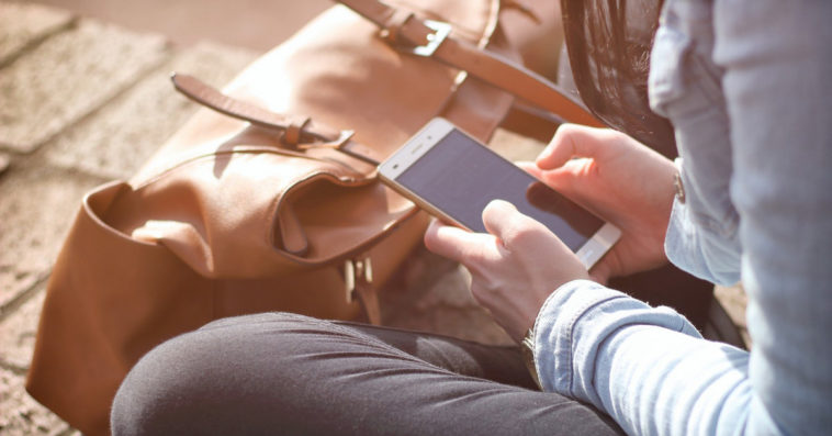 statystyczny polak smartfony telefony komórkowe ekrany wzrok szkodliwość uke