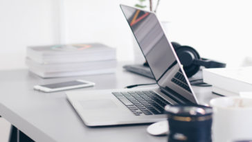 jak dobrze zaplanować aranżację biura wnętrze biurko krzesła