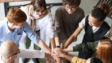 stop rasizmowi w pracy nietolerancja kolor skóry religia