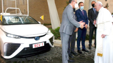 papamobile na wodór papież franciszek watykan toyota mirai bezemisyjna