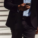 mandaty za trzymanie telefonu na przejściu dla pieszych kara ile policja 50 zł 100 zł prawo drogowe