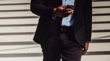 mandaty za trzymanie telefonu na przejściu dla pieszych kara ile policja 50 zł 100 zł prawo drogowe