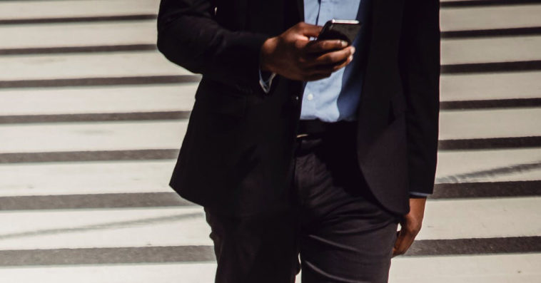 mandaty za trzymanie telefonu na przejściu dla pieszych kara ile policja 50 zł 100 zł prawo drogowe