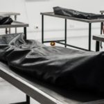 szczepionka covid zmarła kobieta powikłania odczyn poszczepienny śmierc po zaszczepieniu