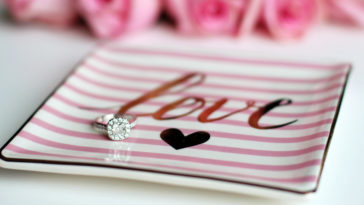 pierścionek zaręczynowy na której ręce na którym palcu która ręka oferta sklepy 2021 wzory z diamentem