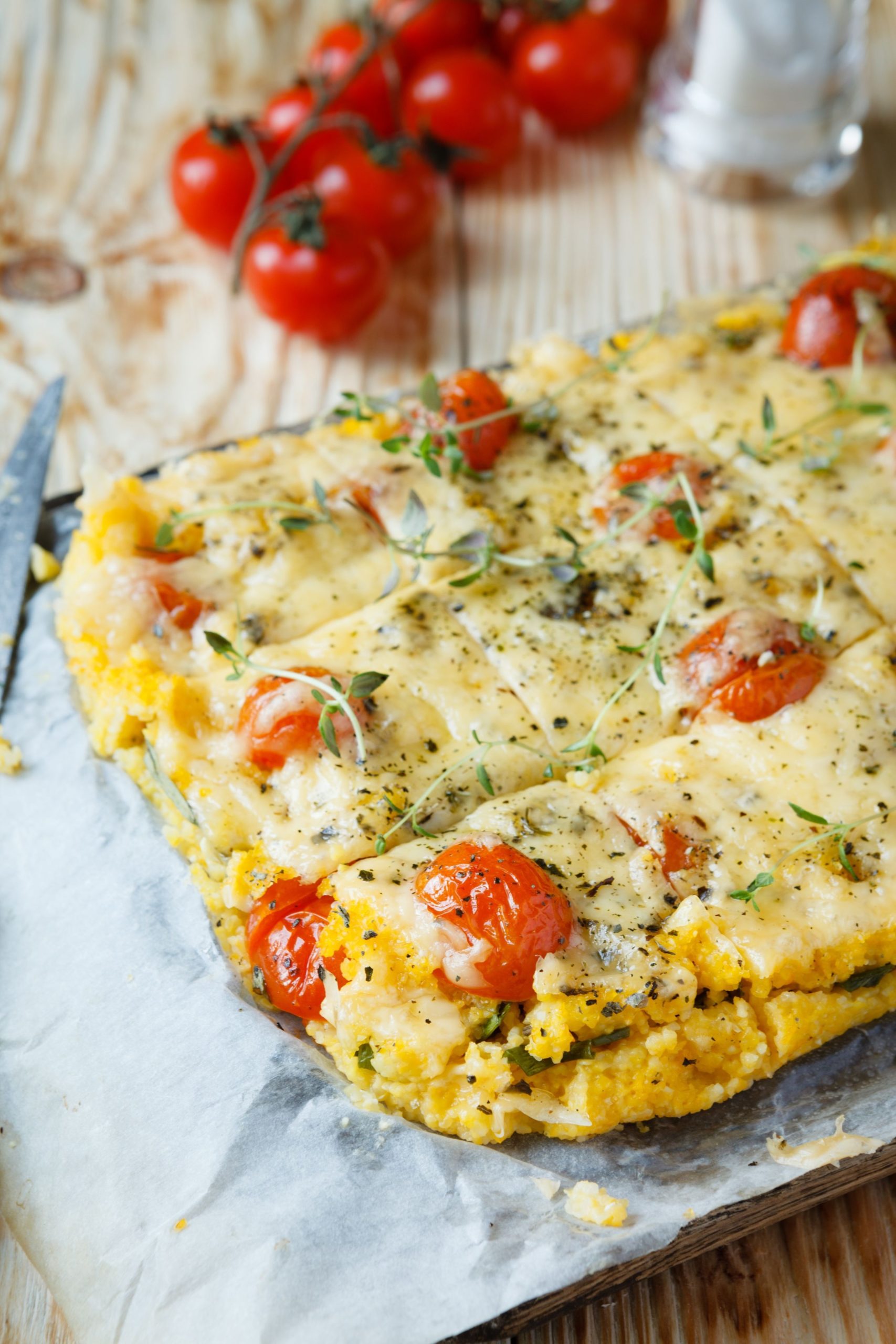 wiosna na talerzu Polenta zapiekana z serem i pomidorkami koktajlowymi