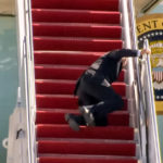 joe biden potknął się upadek na schodach air force one
