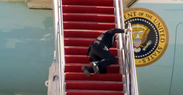 joe biden potknął się upadek na schodach air force one