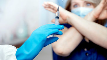 szczepienia astra zeneca zakrzepica wycofana niska skuteczność nop śmierć odczyny poszczepienne