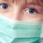 maseczki w przestrzeni otwartej w lasach na zewnatrz dziecko w maseczce luzowanie obostrzeń konferencja premiera minister zdrowia