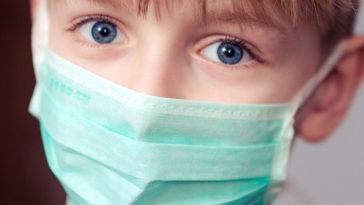 maseczki w przestrzeni otwartej w lasach na zewnatrz dziecko w maseczce luzowanie obostrzeń konferencja premiera minister zdrowia