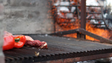 płyta grillowa z żeliwa grill majówka mięso na grilla potrawy