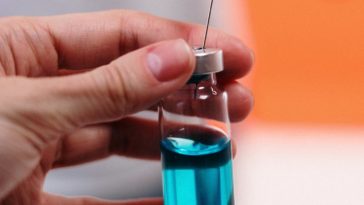 wlochy pfizer 6 dawek szczepionki kobieta