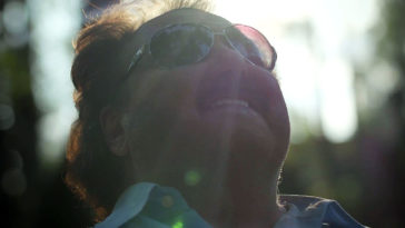 grób krzysztofa krawczyka nowe zdjęcie kosmala kwiaty znicze obrazki