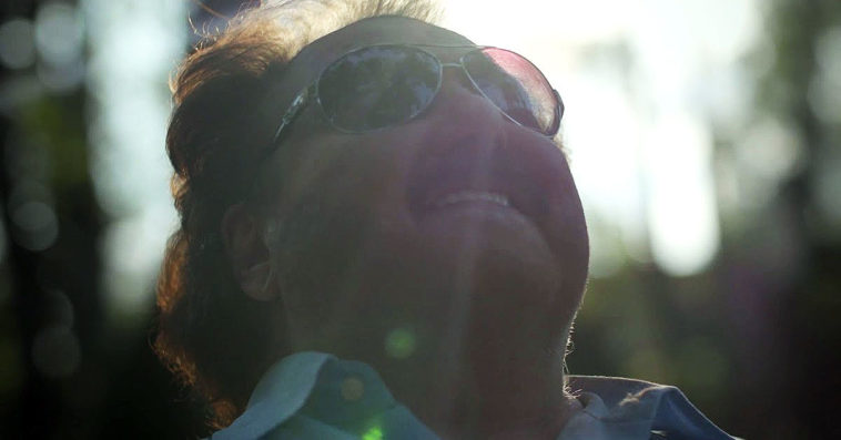 grób krzysztofa krawczyka nowe zdjęcie kosmala kwiaty znicze obrazki