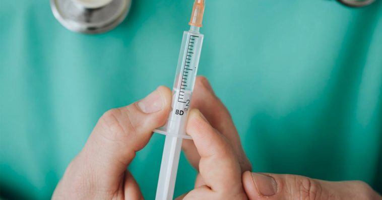 szczepionki sinovac chiny bahrajn wariant delta koronawirus czwarta fala skuteczność