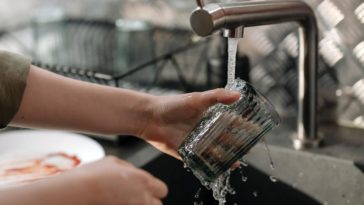 woda z butelki czy z kranu jaką wodę pić śmierdzi filtrowana dafi