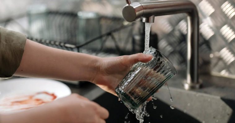 woda z butelki czy z kranu jaką wodę pić śmierdzi filtrowana dafi