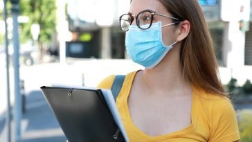 przymusowe szczepienia nauczycieli lekarzy gastronomia premier morawiecki rada medyczna