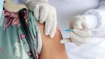 skuteczność szczepionek covid moderna pfizer astrazeneca po pierwszej dawce trzecia dawka druga dawka