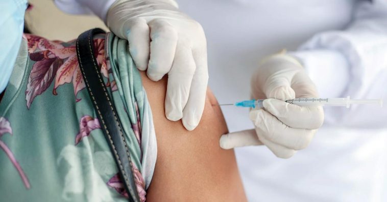 skuteczność szczepionek covid moderna pfizer astrazeneca po pierwszej dawce trzecia dawka druga dawka