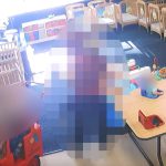 opiekunka znęca się nad dzieckiem w żłobku