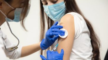 moderna powikłania poszczepienne pfizer