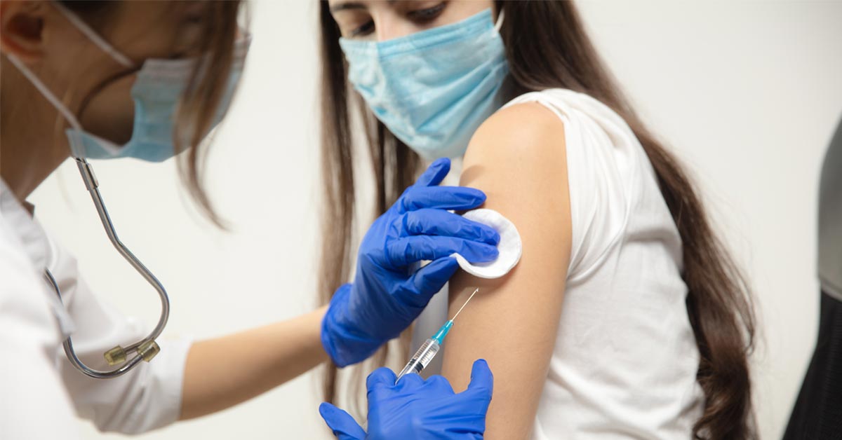 Bardzo rzadkie powikłanie po szczepionce na COVID-19. Naukowcy wiedzą, skąd się bierze