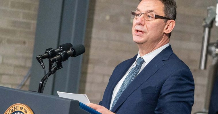 pfizer albert bourla prognoza