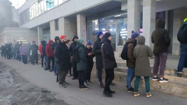 kolejki do bankomatów brak pieniędzy moskwa