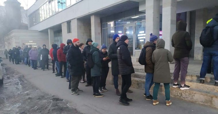 kolejki do bankomatów brak pieniędzy moskwa