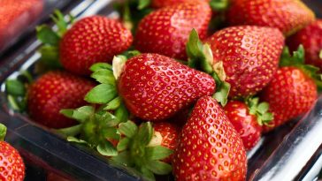 jak myć truskawki opłukanie nie wystarczy