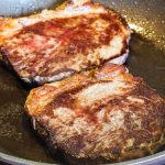 biała piana na patelni