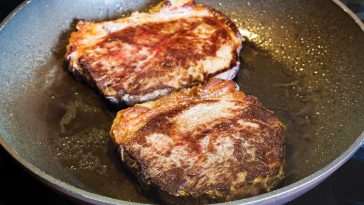 biała piana na patelni