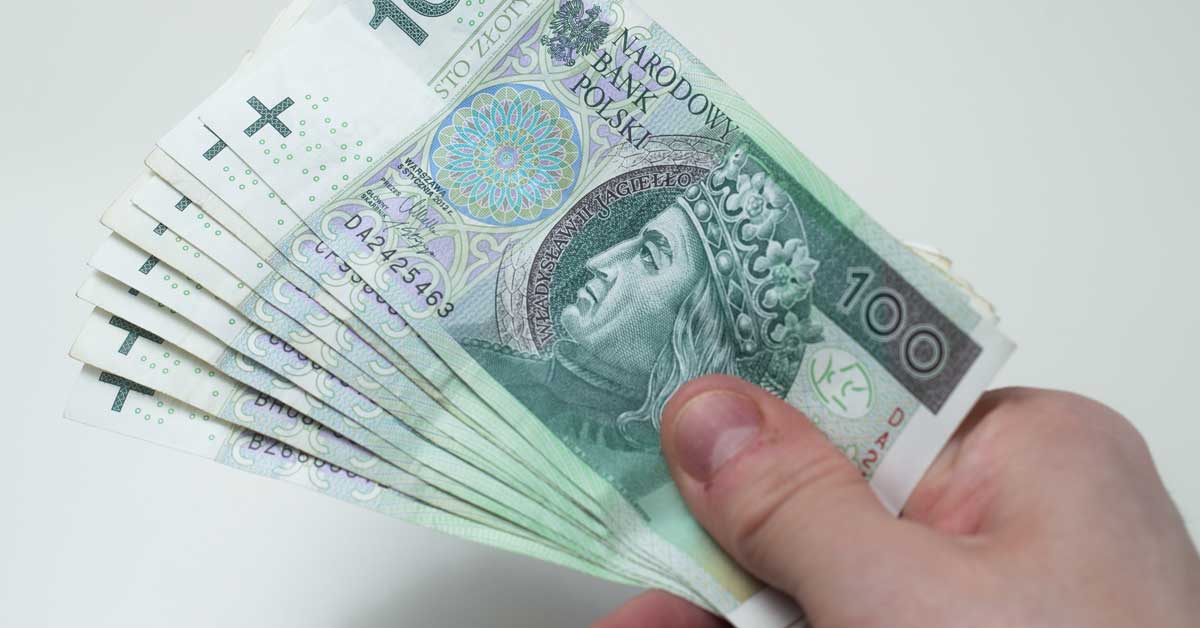 Emeryci dostaliby od Nawrockiego 150 zł miesięcznie gratis. Rząd przez cały czas zwleka