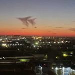 moskwa samolot z chmur na niebie