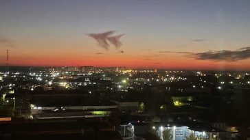 moskwa samolot z chmur na niebie