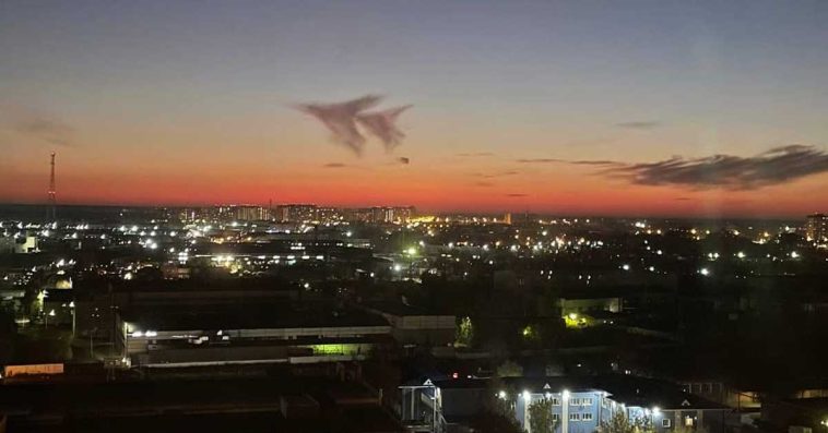 moskwa samolot z chmur na niebie