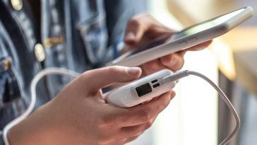 power bank z logo firmy