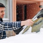 mandat za odśnieżanie samochodu przy włączonym silniku